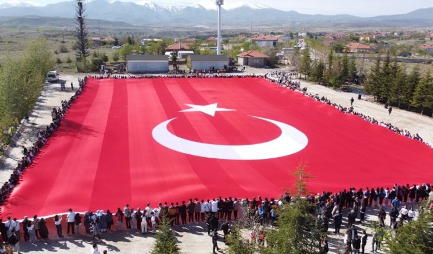 Ihlara Vadisi'nde 2023 genç, 3 bin metrekarelik Türk bayrağı açtı
